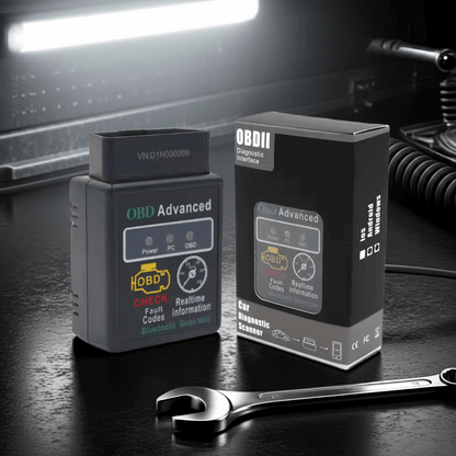 OBD2 ELM327 V1.5 et boîte posés sur table d’atelier, diagnostic Bluetooth auto – disponible en RDC.